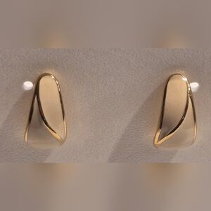 Vintage Trifari Cream Ivory Enamel Gold Tone Earrings Teardrop Swirl Signed Post
